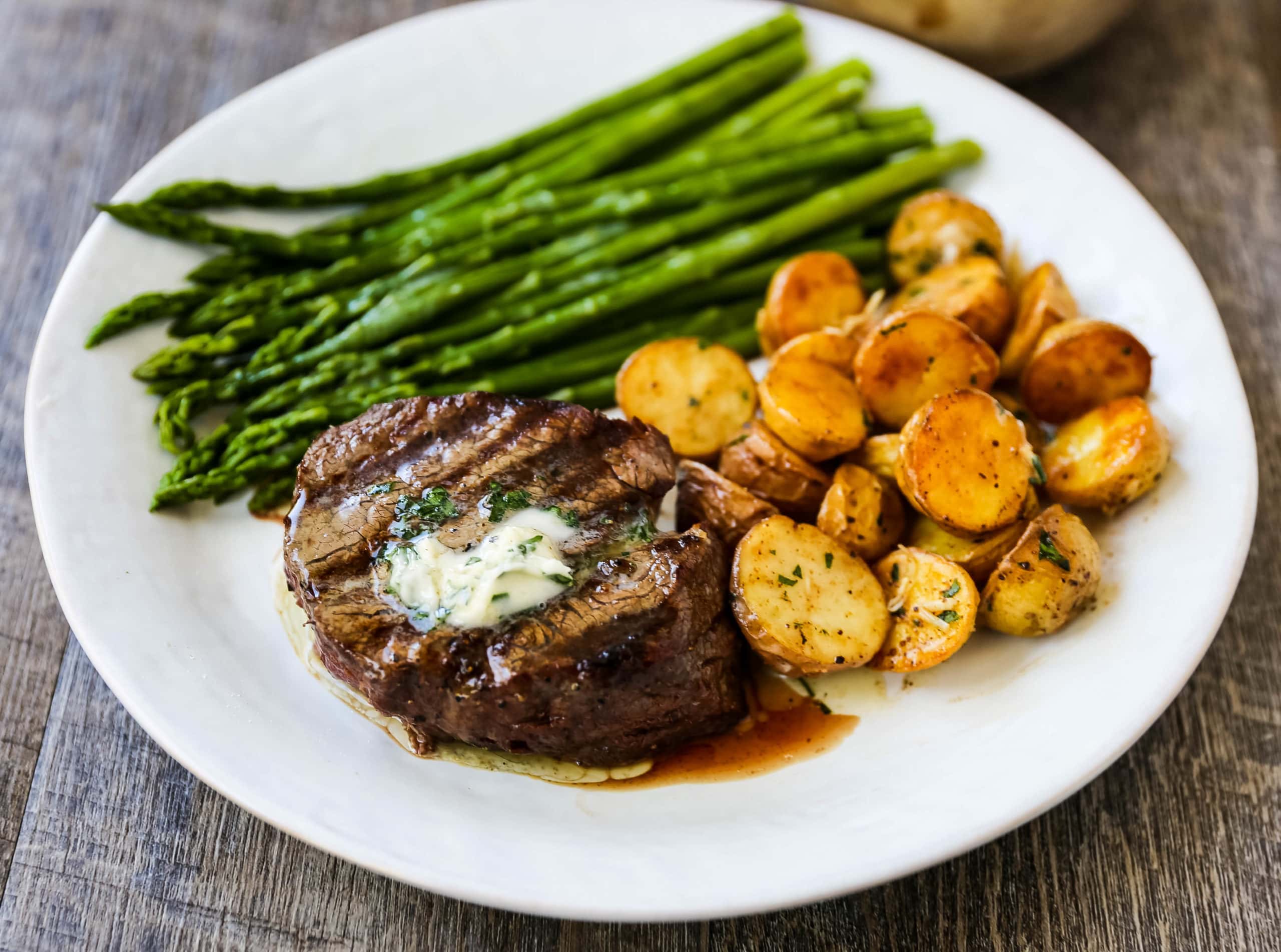 How to Grill the Perfect Steak Tips and tricks for grilling the perfect steak every single time!  www.modernhoney.com #steak #grilling #grill #grilledsteak #filetmignon