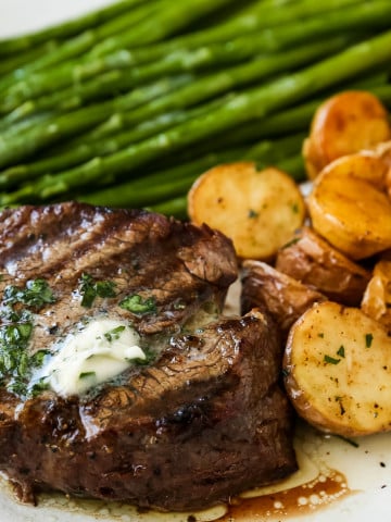 How to Grill the Perfect Steak Tips and tricks for grilling the perfect steak every single time!  www.modernhoney.com #steak #grilling #grill #grilledsteak #filetmignon