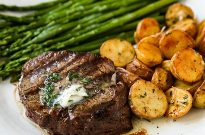 How to Grill the Perfect Steak Tips and tricks for grilling the perfect steak every single time! www.modernhoney.com #steak #grilling #grill #grilledsteak #filetmignon
