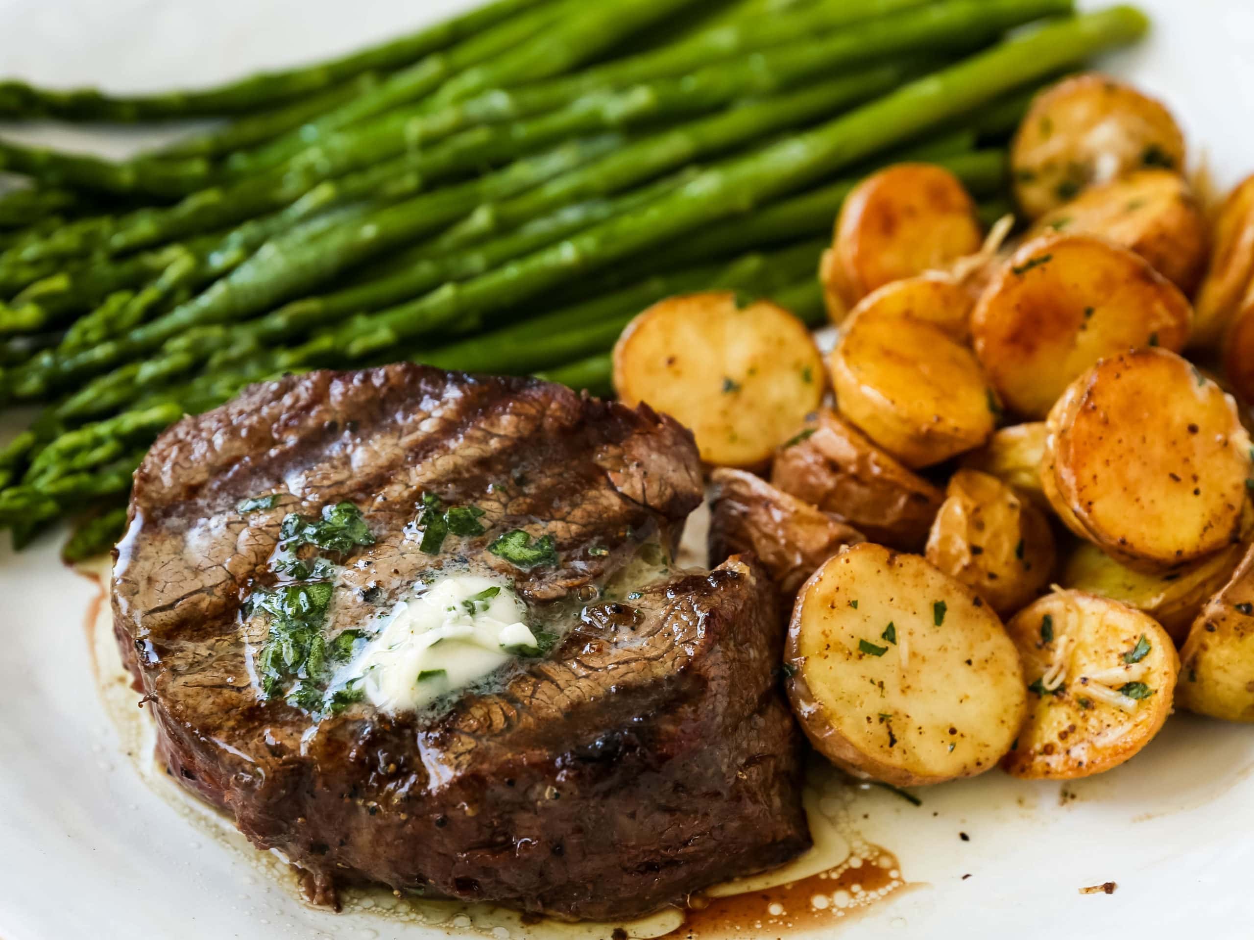 How to Grill the Perfect Steak Tips and tricks for grilling the perfect steak every single time!  www.modernhoney.com #steak #grilling #grill #grilledsteak #filetmignon