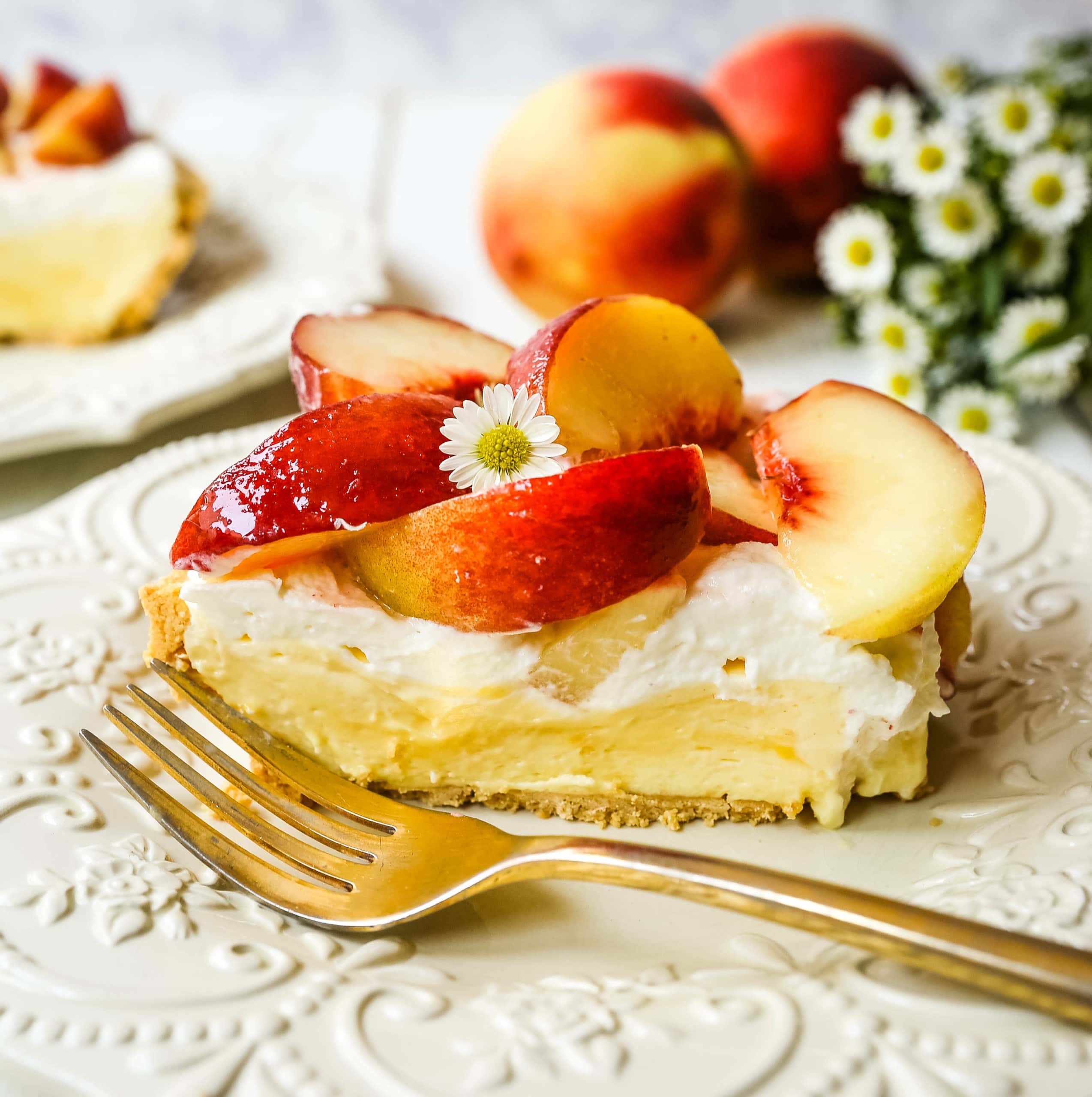 Peaches and Cream Pie. A quick and easy no-bake creamy peach pie with a buttery graham cracker crust, a sweet custard filling, fresh whipped cream, and sliced peaches.  www.modernhoney.com #pie #nobakedessert #nobakepie #peachdessert #peaches #peach