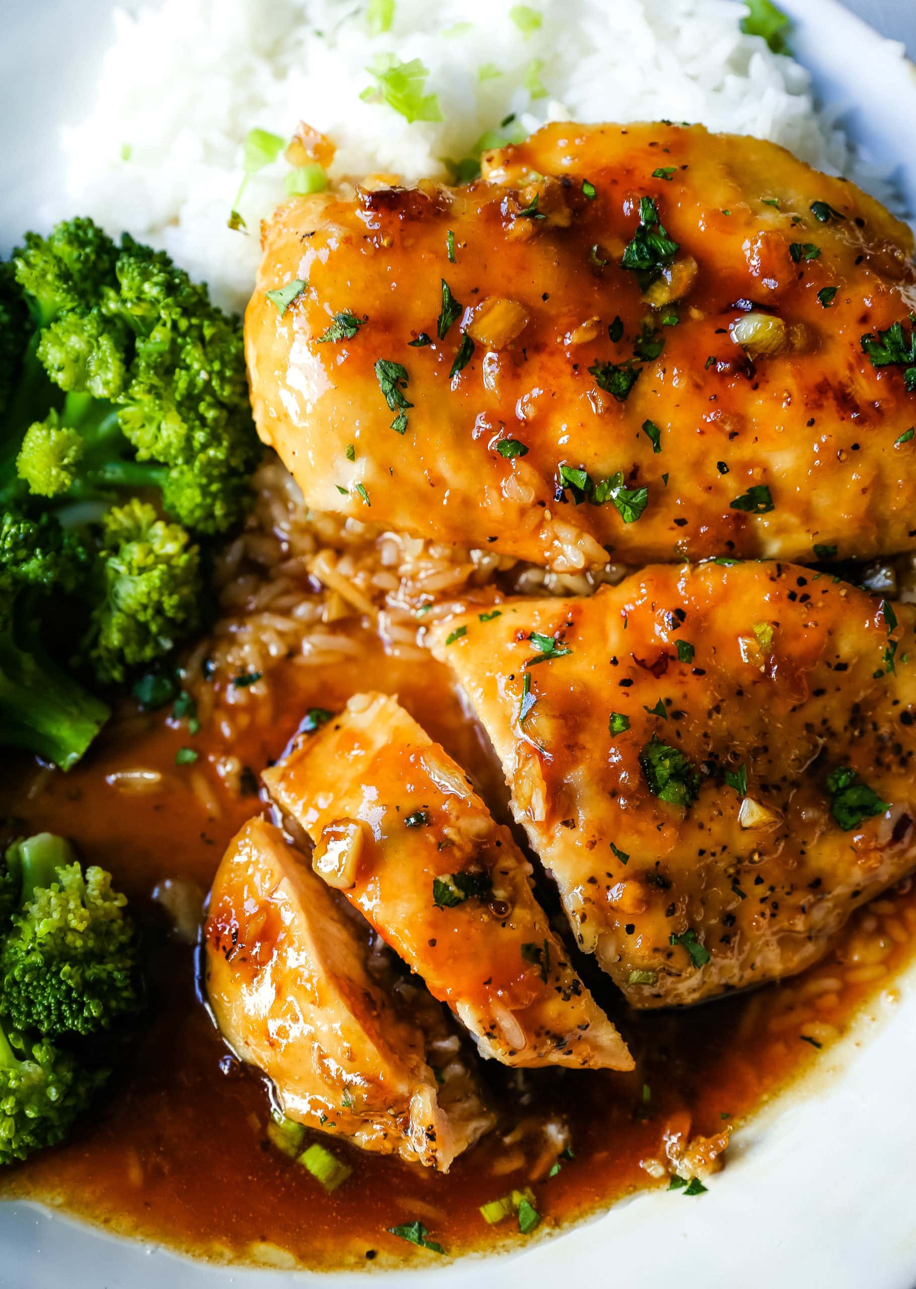 Honey Garlic Chicken. Quick and easy skillet honey garlic chicken breast. Seared chicken breast in an Asian honey garlic sauce. Made in less than 15 minutes! www.modernhoney.com #chicken #dinner #quickdinner #chickenrecipe