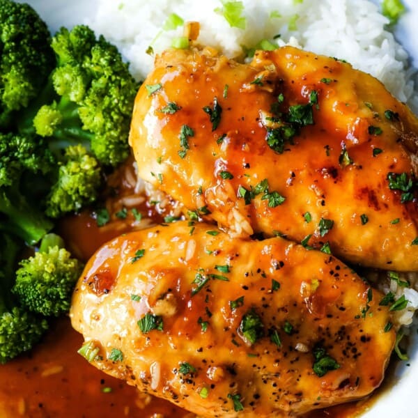 Honey Garlic Chicken. Quick and easy skillet honey garlic chicken breast. Seared chicken breast in an Asian honey garlic sauce. Made in less than 15 minutes! www.modernhoney.com #chicken #dinner #quickdinner #chickenrecipe