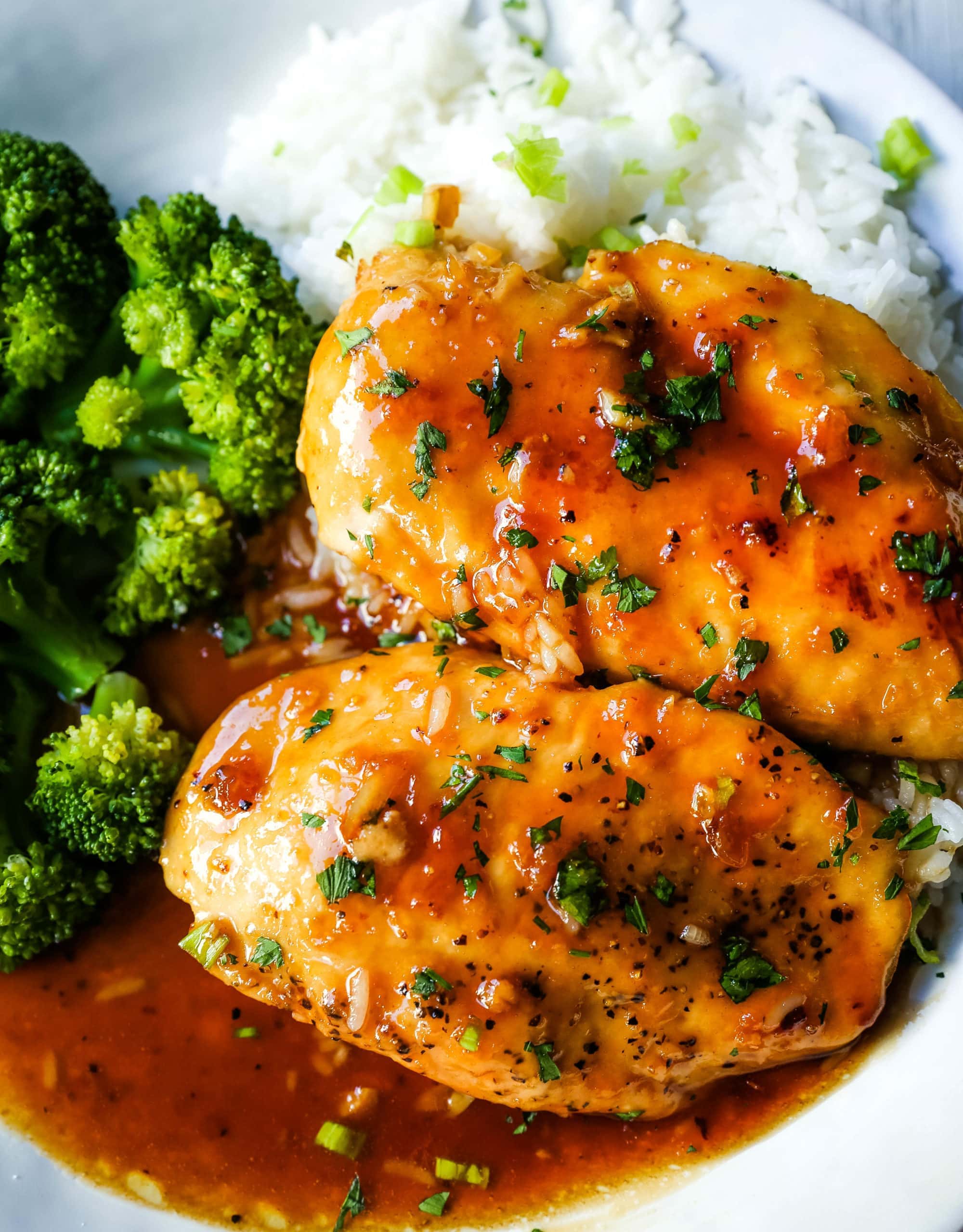 Honey Garlic Chicken. Quick and easy skillet honey garlic chicken breast. Seared chicken breast in an Asian honey garlic sauce. Made in less than 15 minutes! www.modernhoney.com #chicken #dinner #quickdinner #chickenrecipe