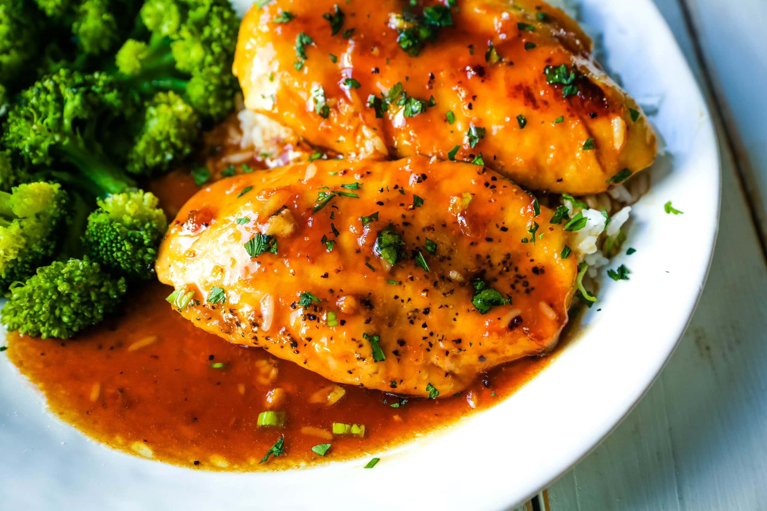 Honey Garlic Chicken. Quick and easy skillet honey garlic chicken breast. Seared chicken breast in an Asian honey garlic sauce. Made in less than 15 minutes! www.modernhoney.com #chicken #dinner #quickdinner #chickenrecipe