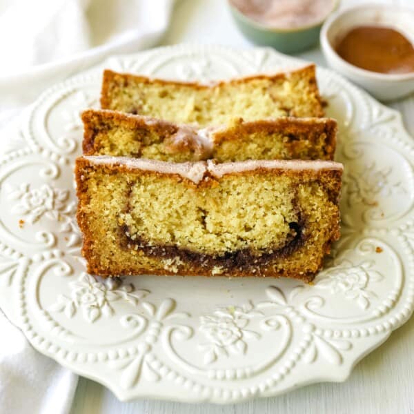 Cinnamon Swirl Quick Bread. Soft and moist cinnamon swirl quick bread with cinnamon sugar streusel is perfect to share with neighbors and friends! www.modernhoney.com #quickbread #cinnamonswirlbread #cinnamonbread