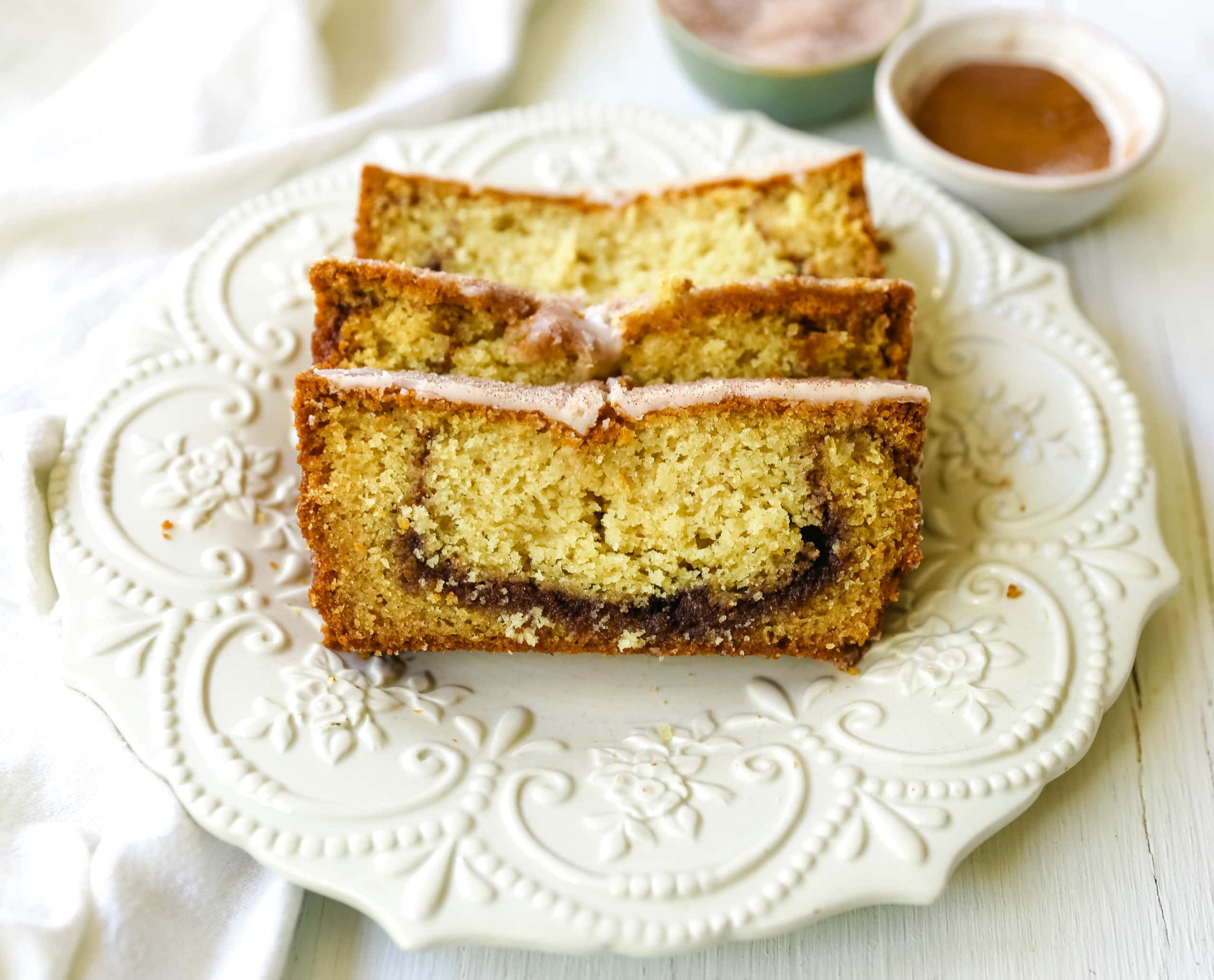 Cinnamon Swirl Quick Bread. Soft and moist cinnamon swirl quick bread with cinnamon sugar streusel is perfect to share with neighbors and friends! www.modernhoney.com #quickbread #cinnamonswirlbread #cinnamonbread
