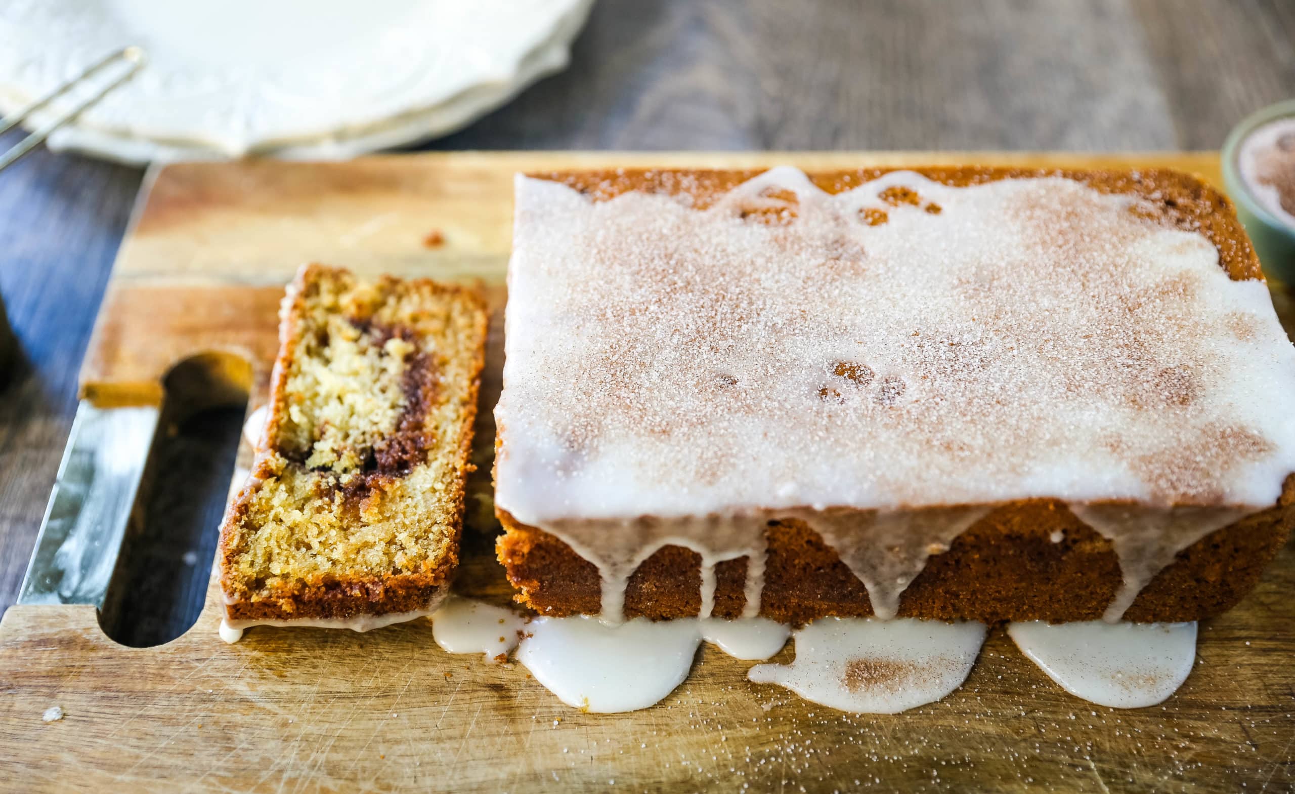 Cinnamon Swirl Quick Bread. Soft and moist cinnamon swirl quick bread with cinnamon sugar streusel is perfect to share with neighbors and friends! www.modernhoney.com #quickbread #cinnamonswirlbread #cinnamonbread