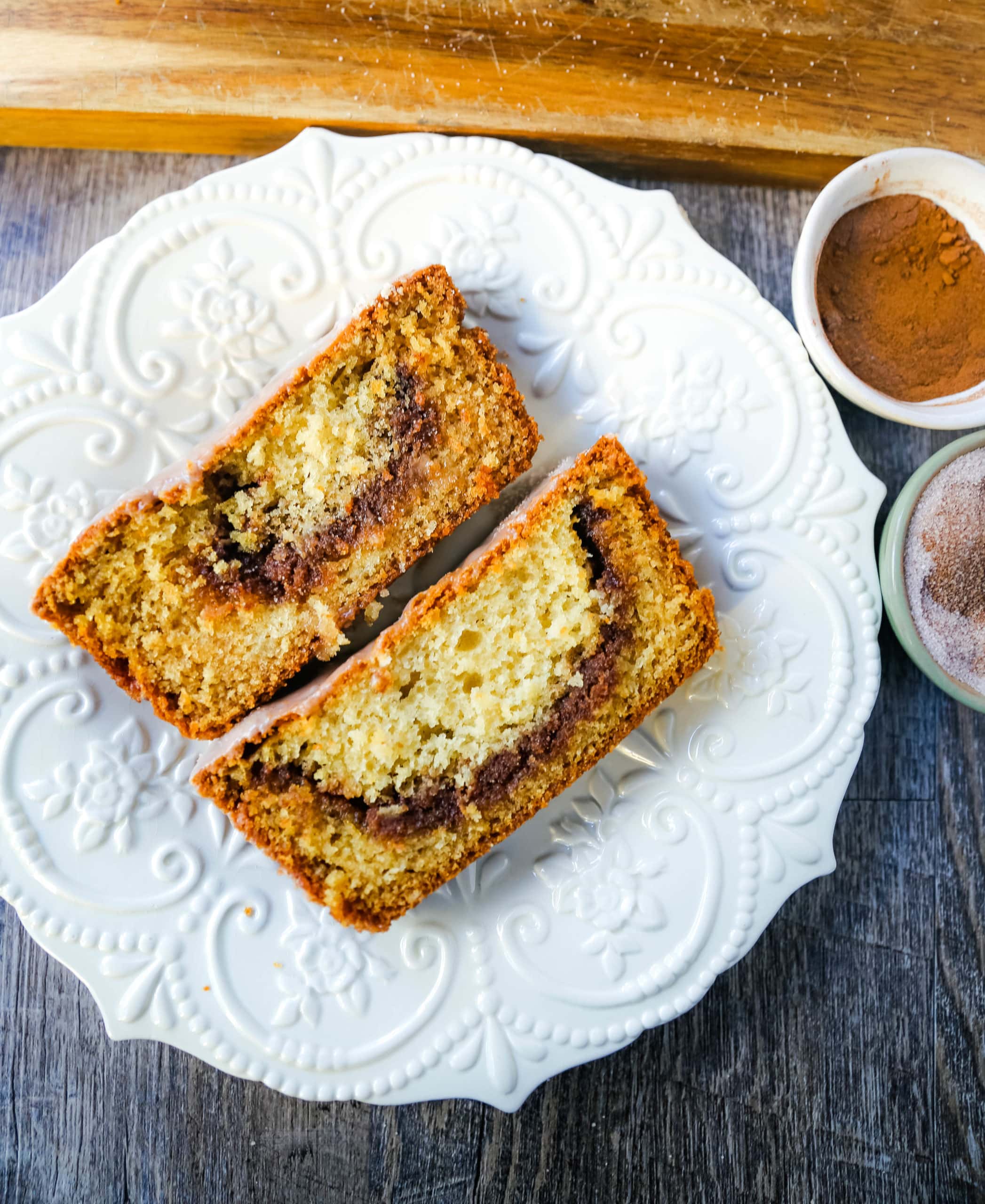 Cinnamon Swirl Quick Bread. Soft and moist cinnamon swirl quick bread with cinnamon sugar streusel is perfect to share with neighbors and friends! www.modernhoney.com #quickbread #cinnamonswirlbread #cinnamonbread