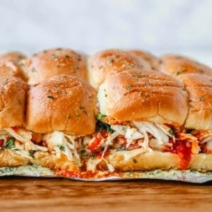 Baked Chicken Parm Sliders Chicken topped with a fresh marinara sauce topped with fresh mozzarella cheese and baked on Hawaiian sweet rolls and slathered with garlic butter. www.modernhoney.com #italian