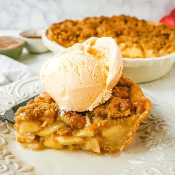 Dutch Apple Pie How to make a traditional Dutch Apple Pie with a buttery, flaky pie crust, topped with cinnamon-sugar apples, with a brown sugar streusel topping.  www.modernhoney.com #apple #applepie #dutchapplepie