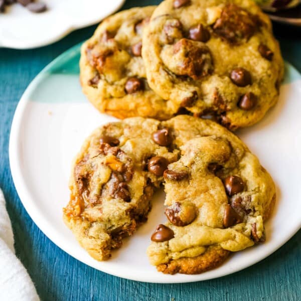 Snickers Chocolate Chip Cookies Soft, chewy chocolate chip cookies with Snickers candy bars baked in them. The perfect chocolate chip Snickers caramel bar cookies!