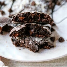 Chocolate Crinkle Cookies Soft, chewy, rich, fudgy chocolate cookies rolled into two types of sugar and baked until the edges crinkle. www.modernhoney.com #chocolatecookies #chocolatecrinklecookies #crinklecookies #christmascookies