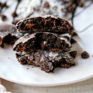 Chocolate Crinkle Cookies Soft, chewy, rich, fudgy chocolate cookies rolled into two types of sugar and baked until the edges crinkle. www.modernhoney.com #chocolatecookies #chocolatecrinklecookies #crinklecookies #christmascookies