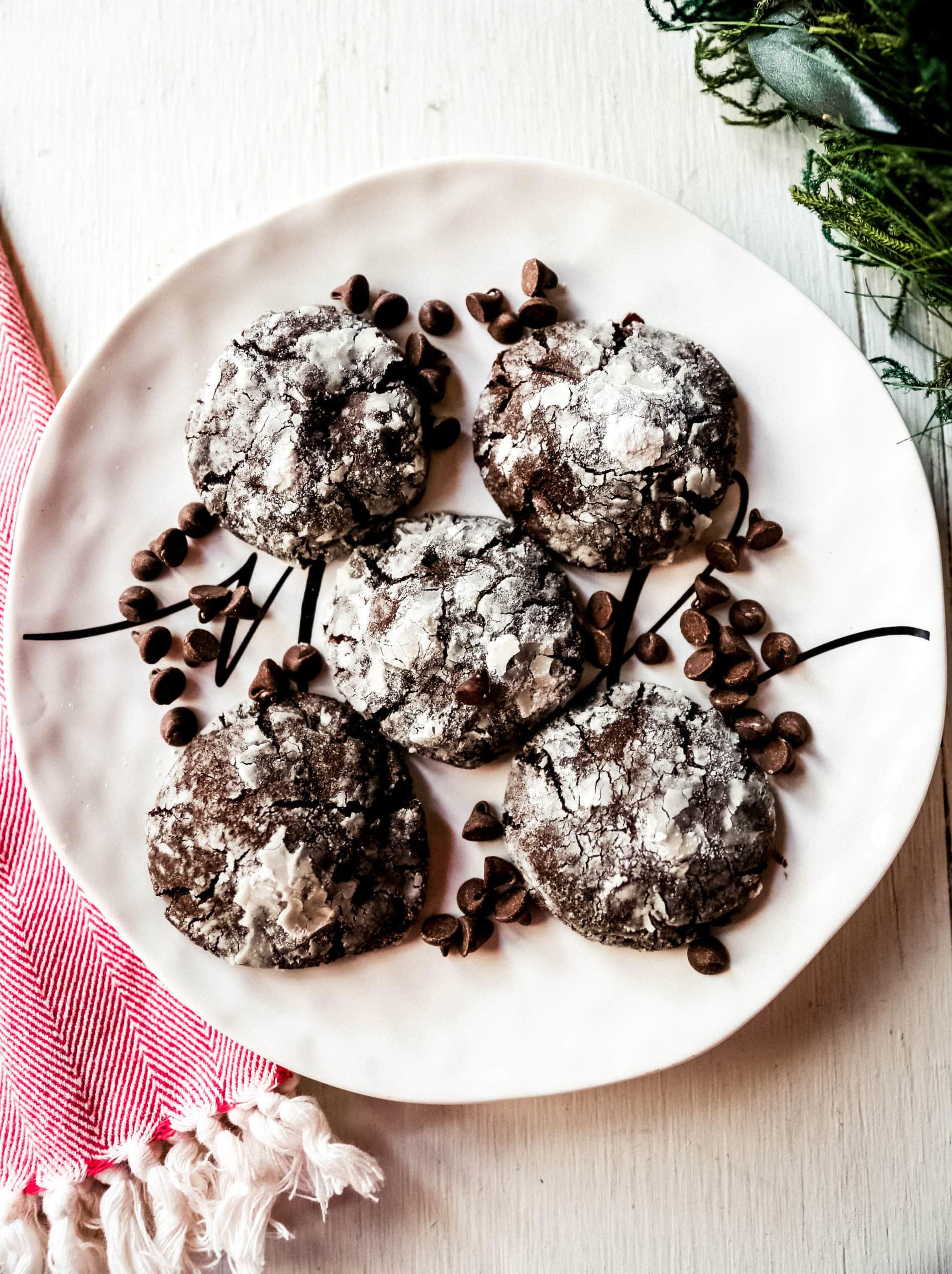 Chocolate Crinkle Cookies Soft, chewy, rich, fudgy chocolate cookies rolled into two types of sugar and baked until the edges crinkle. www.modernhoney.com #chocolatecookies #chocolatecrinklecookies #crinklecookies #christmascookies