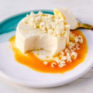 Panna Cotta. A silky smooth, creamy vanilla bean dessert made with cream, sugar, gelatin, and vanilla beans. An Italian favorite dessert! www.modernhoney.com #pannacotta #dessert #pannacottadessert