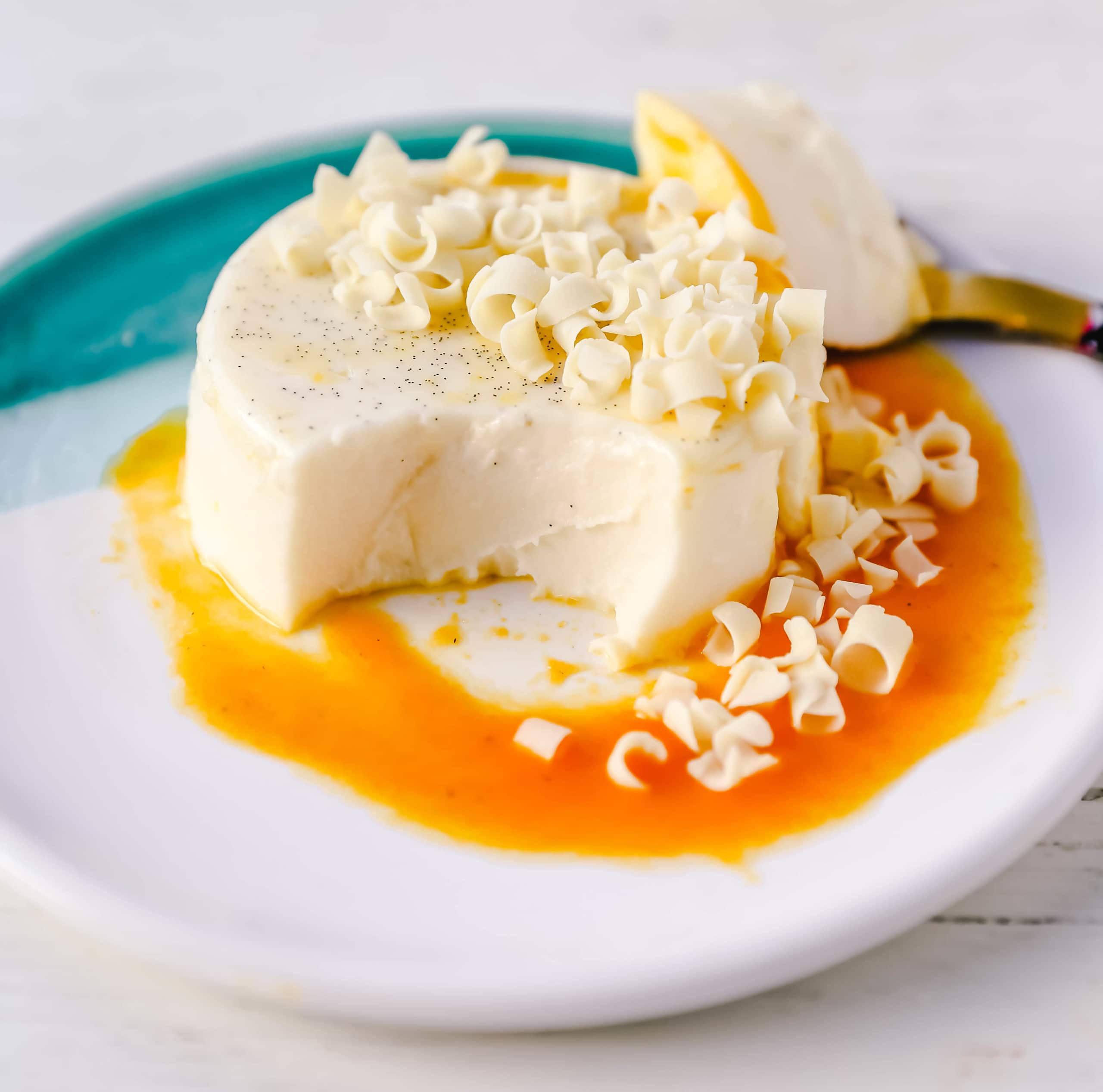 Panna Cotta. A silky smooth, creamy vanilla bean dessert made with cream, sugar, gelatin, and vanilla beans. An Italian favorite dessert! www.modernhoney.com #pannacotta #dessert #pannacottadessert