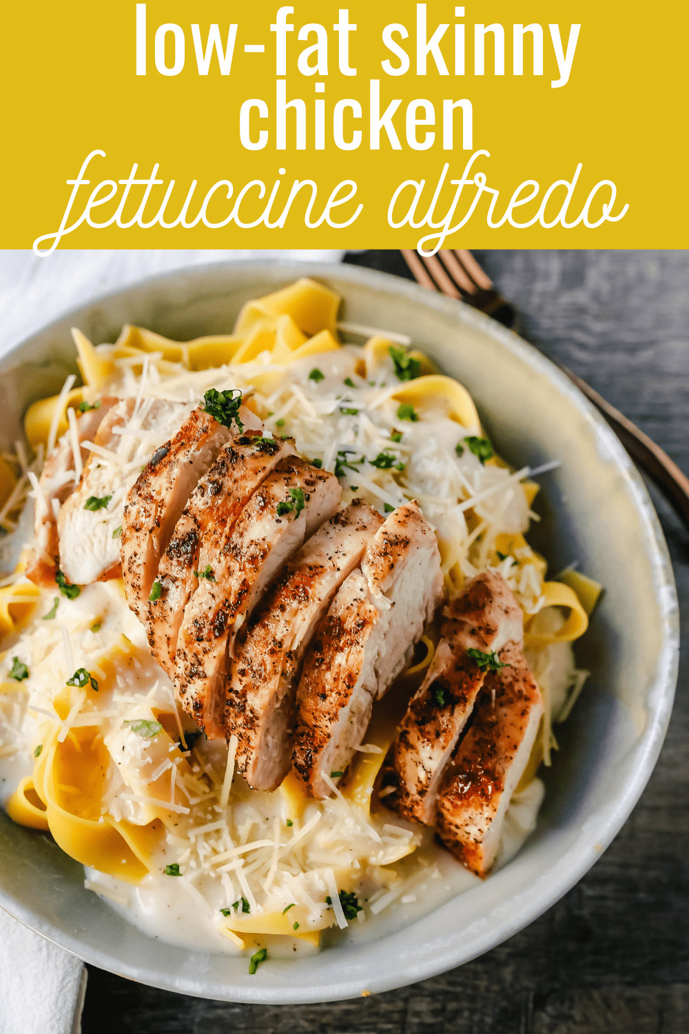 Skinny Low-Fat Chicken Fettuccine Alfredo All of the flavor of Chicken Fettuccine Alfredo without all of the fat and calories! Lean grilled chicken on top of low-fat alfredo sauce tossed with fettuccine noodles. www.modernhoney.com #lowfat #chicken #pasta 