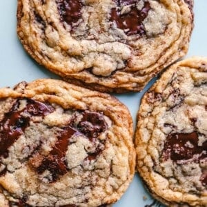 Pan Banging Chocolate Chip Cookies The famous pan banging chocolate chip cookies are thin and crispy with decadent melted dark chocolate and buttery, crispy edges and a chewy center. www.modernhoney.com #cookie #cookies #chocolatechipcookies #panbanging #panbangingcookies