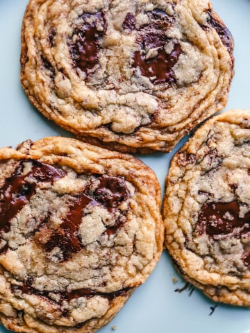 Pan Banging Chocolate Chip Cookies The famous pan banging chocolate chip cookies are thin and crispy with decadent melted dark chocolate and buttery, crispy edges and a chewy center. www.modernhoney.com #cookie #cookies #chocolatechipcookies #panbanging #panbangingcookies