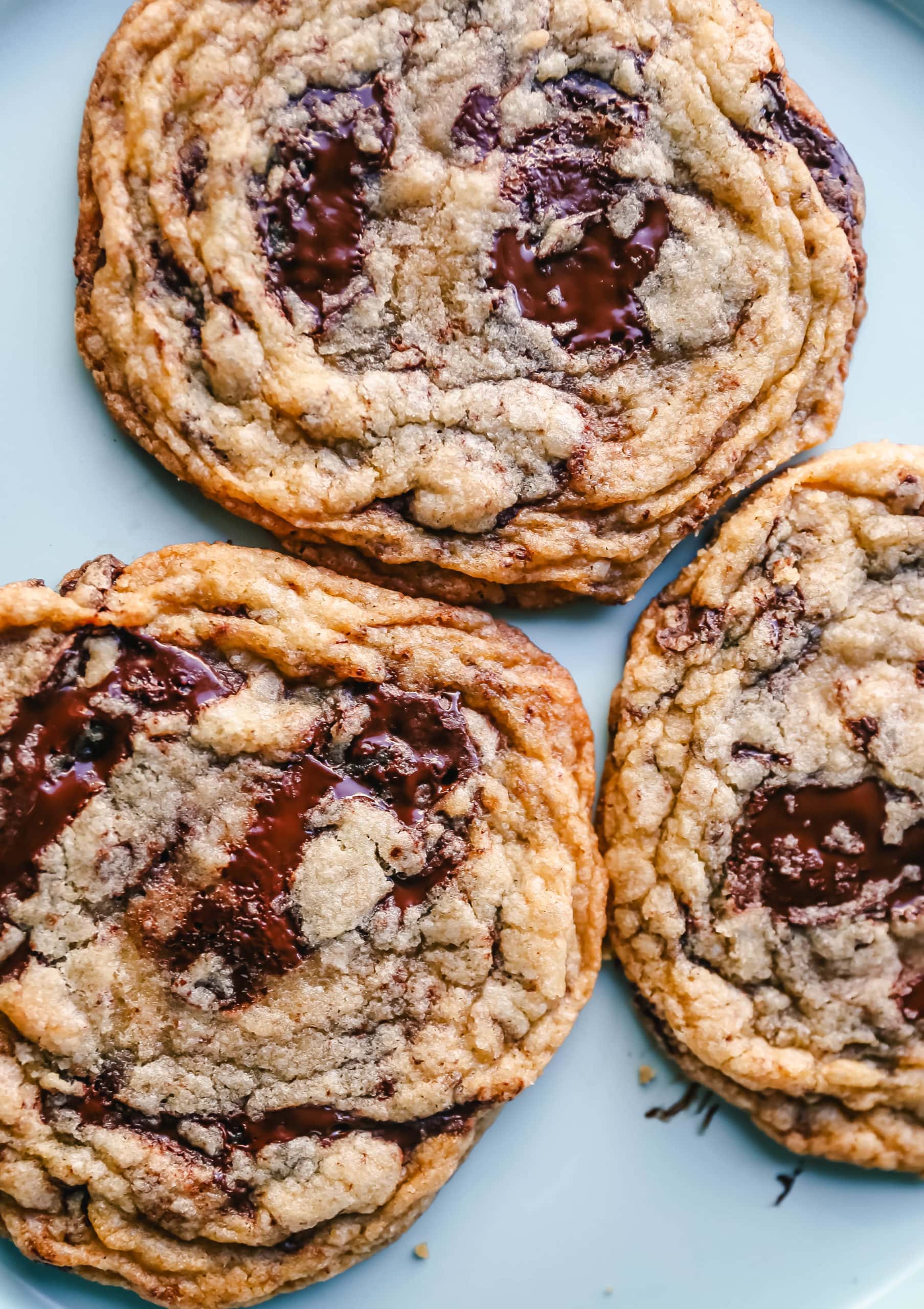 Pan Banging Chocolate Chip Cookies The famous pan banging chocolate chip cookies are thin and crispy with decadent melted dark chocolate and buttery, crispy edges and a chewy center. www.modernhoney.com #cookie #cookies #chocolatechipcookies #panbanging #panbangingcookies