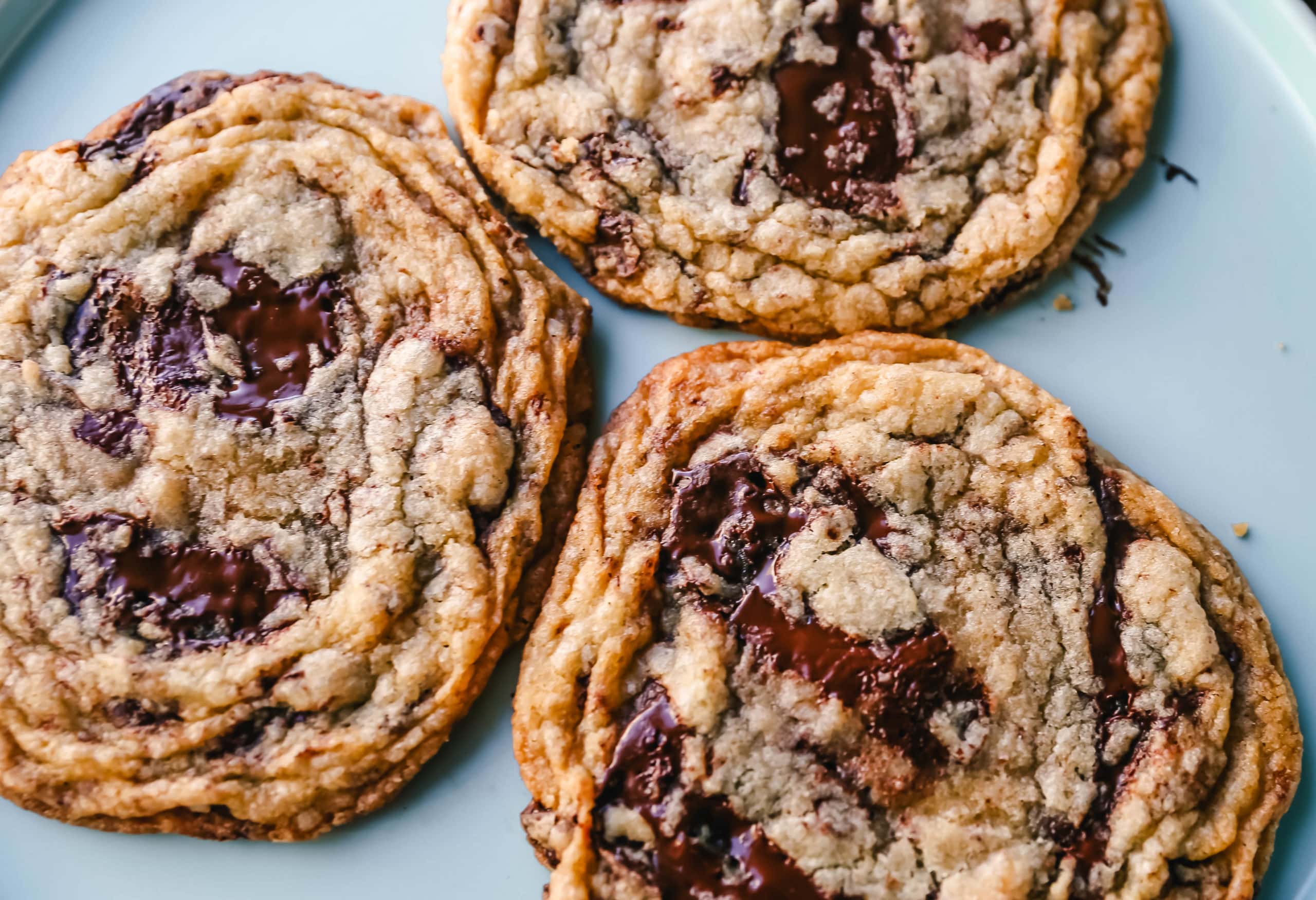 Pan Banging Chocolate Chip Cookies The famous pan banging chocolate chip cookies are thin and crispy with decadent melted dark chocolate and buttery, crispy edges and a chewy center. www.modernhoney.com #cookie #cookies #chocolatechipcookies #panbanging #panbangingcookies