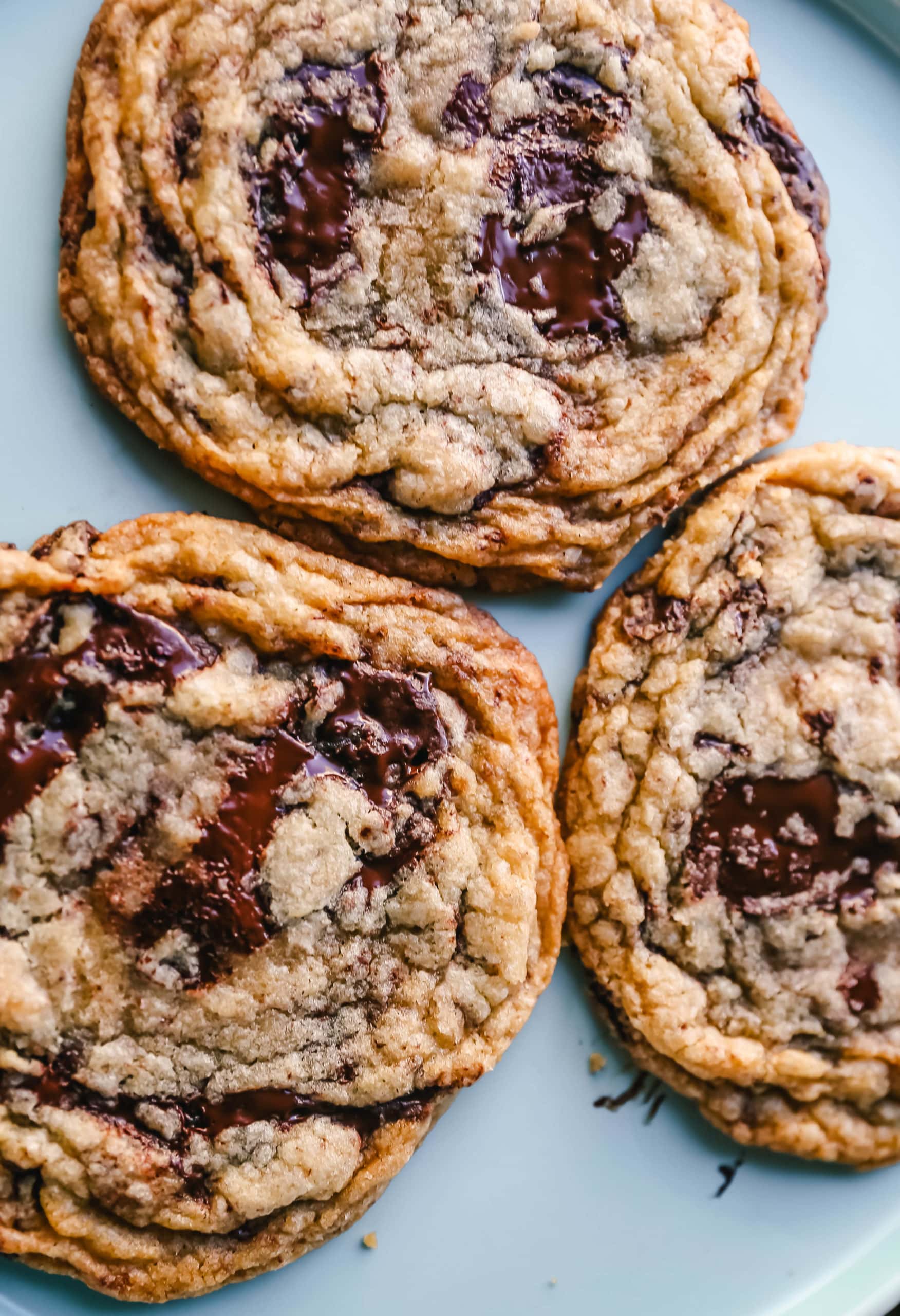 Pan Banging Chocolate Chip Cookies The famous pan banging chocolate chip cookies are thin and crispy with decadent melted dark chocolate and buttery, crispy edges and a chewy center. www.modernhoney.com #cookie #cookies #chocolatechipcookies #panbanging #panbangingcookies