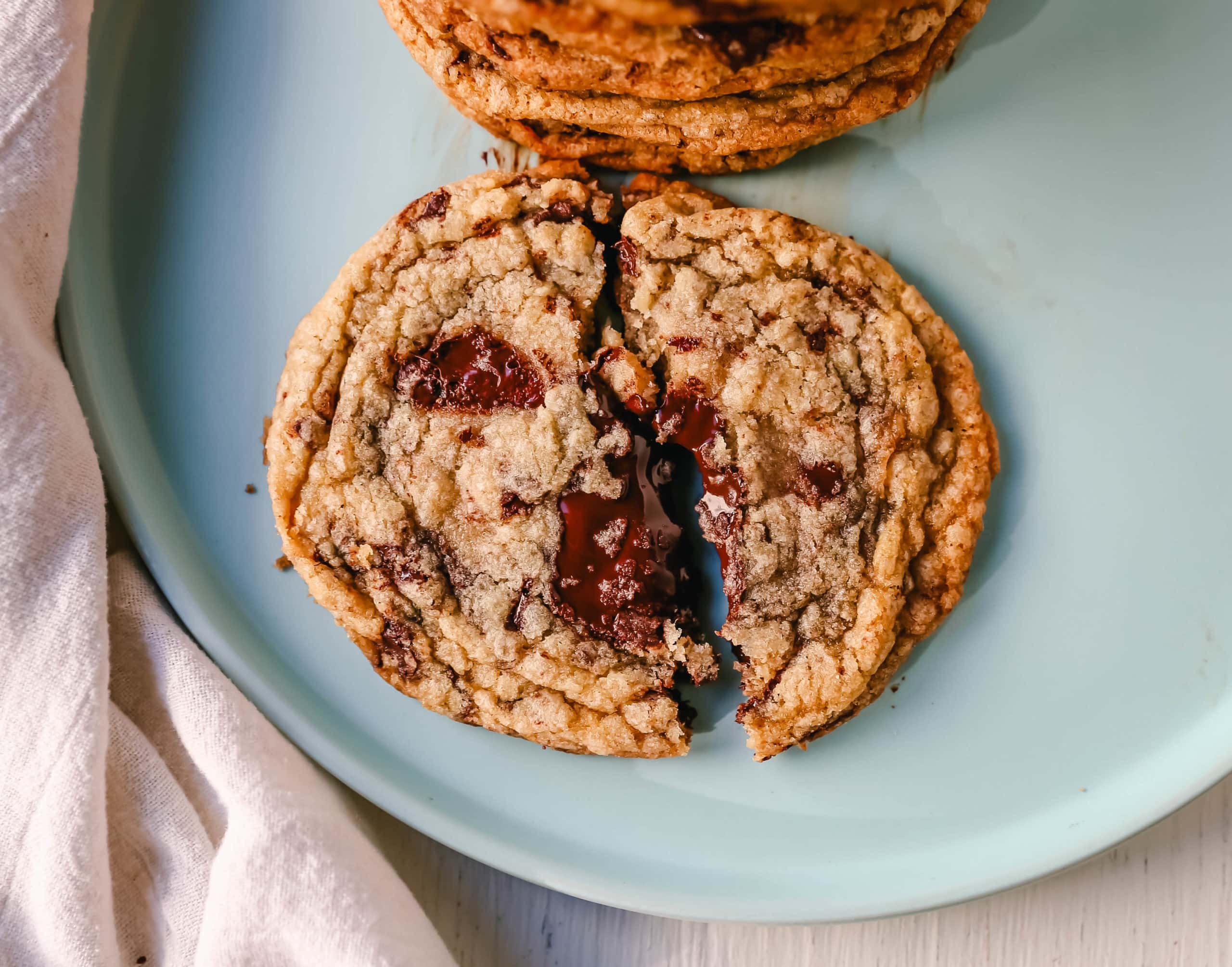 Pan Banging Chocolate Chip Cookies The famous pan banging chocolate chip cookies are thin and crispy with decadent melted dark chocolate and buttery, crispy edges and a chewy center. www.modernhoney.com #cookie #cookies #chocolatechipcookies #panbanging #panbangingcookies