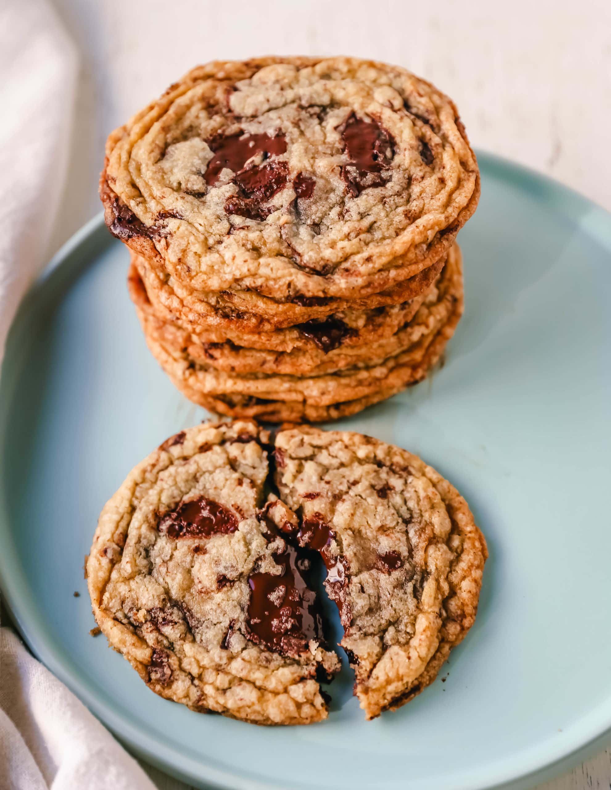 Pan Banging Chocolate Chip Cookies The famous pan banging chocolate chip cookies are thin and crispy with decadent melted dark chocolate and buttery, crispy edges and a chewy center. www.modernhoney.com #cookie #cookies #chocolatechipcookies #panbanging #panbangingcookies