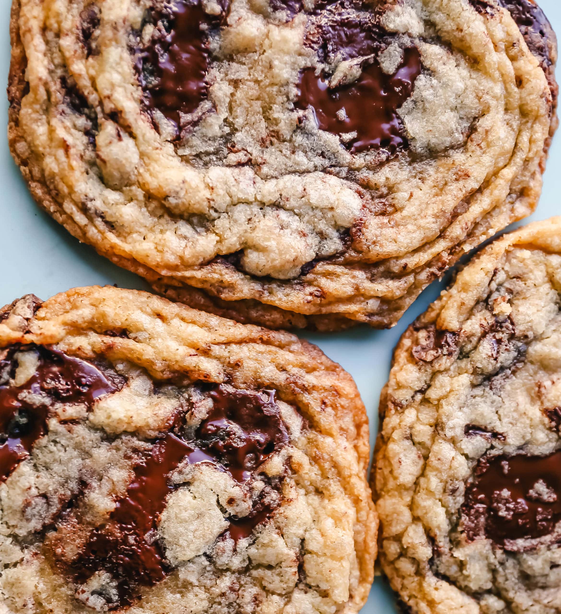 Pan Banging Chocolate Chip Cookies The famous pan banging chocolate chip cookies are thin and crispy with decadent melted dark chocolate and buttery, crispy edges and a chewy center. www.modernhoney.com #cookie #cookies #chocolatechipcookies #panbanging #panbangingcookies