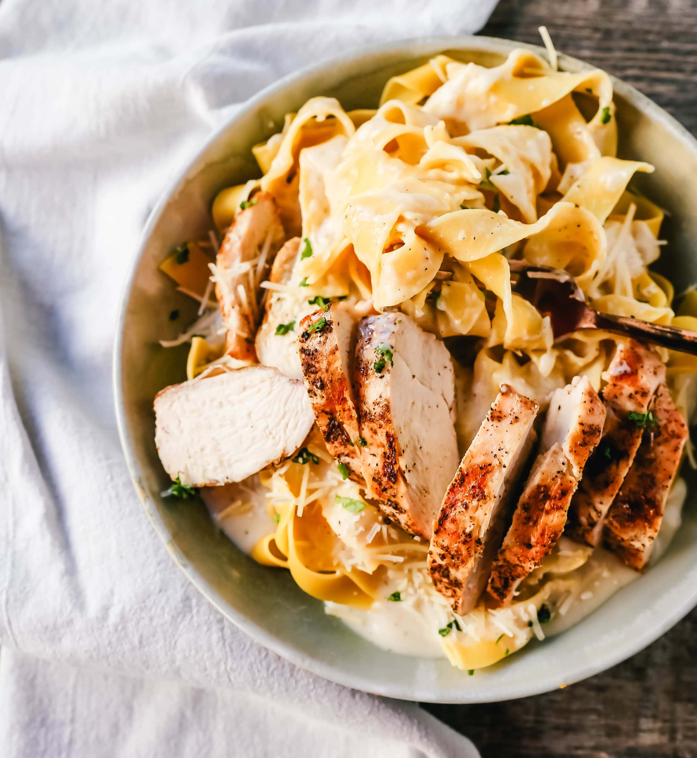 Skinny Low-Fat Chicken Fettuccine Alfredo All of the flavor of Chicken Fettuccine Alfredo without all of the fat and calories! Lean grilled chicken on top of low-fat alfredo sauce tossed with fettuccine noodles. www.modernhoney.com #lowfat #chicken #pasta 