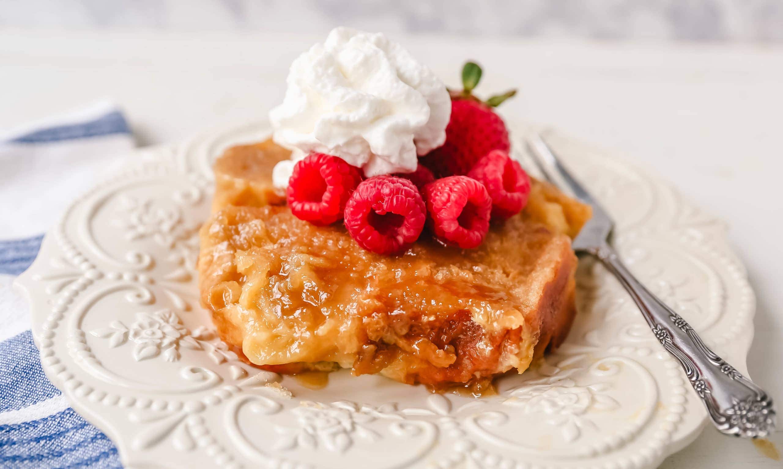 Overnight Creme Brûlée French Toast an easy overnight french toast with thick bread in a buttery sugar glaze and soaked with a sweet custard. www.modernhoney.com #frenchtoast #breakfast #brunch #overnightfrenchtoast