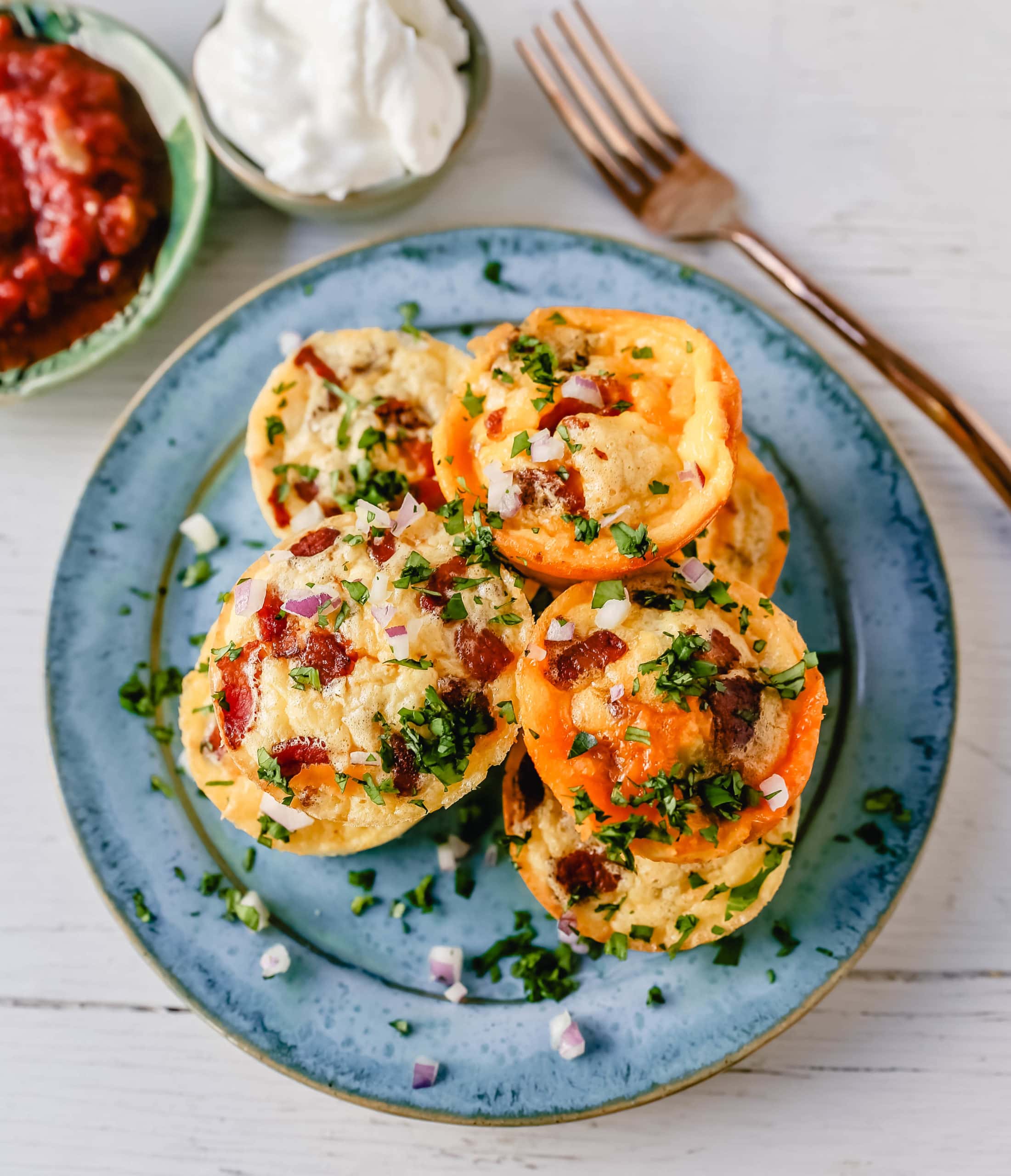 Mini Egg Bacon and Cheese Bites A quick and easy bite-size high-protein and low-carb breakfast. These mini egg bites are the perfect start for your day! www.modernhoney.com #eggbites #eggbaconbites #breakfast