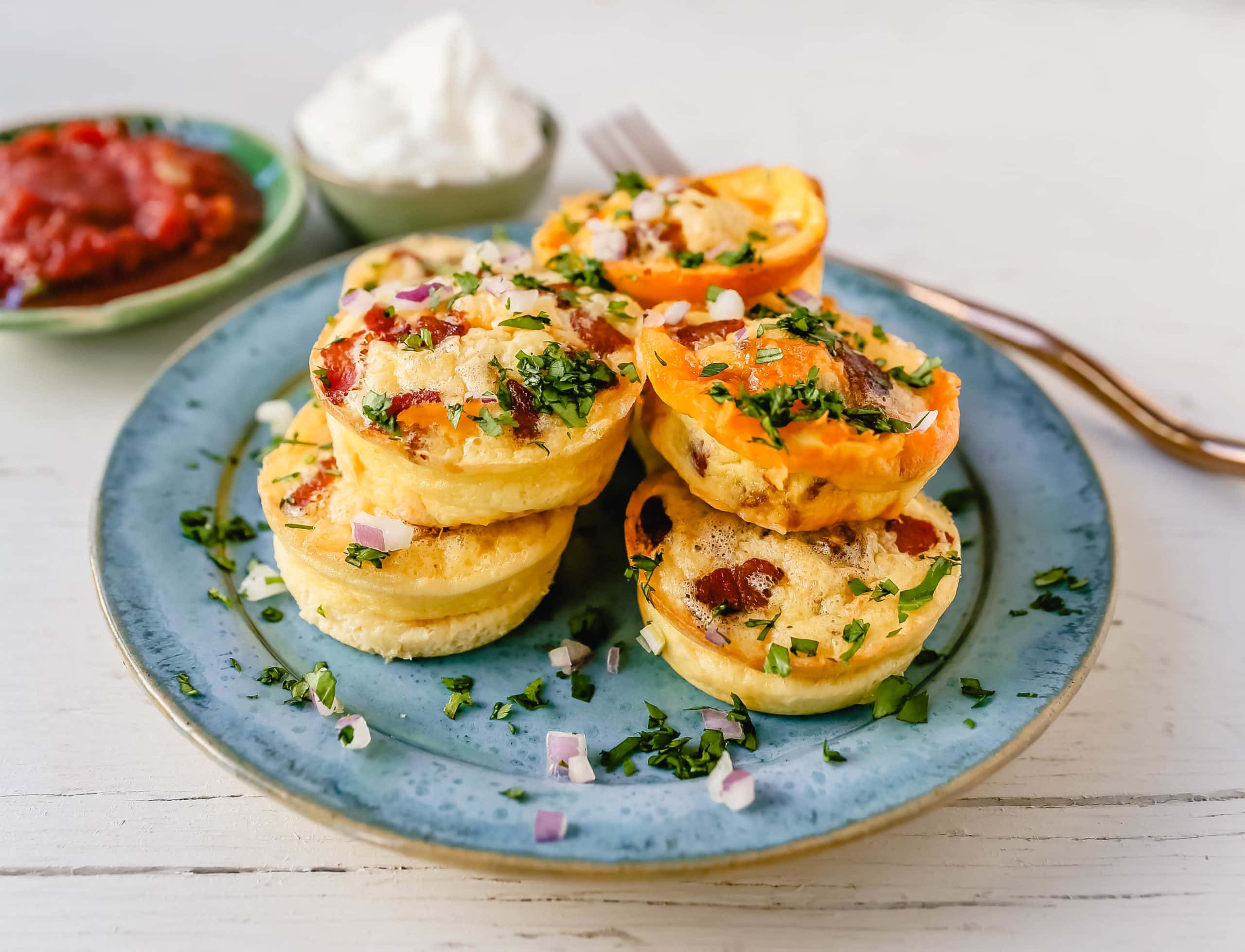 Mini Egg Bacon and Cheese Bites A quick and easy bite-size high-protein and low-carb breakfast. These mini egg bites are the perfect start for your day! www.modernhoney.com #eggbites #eggbaconbites #breakfast