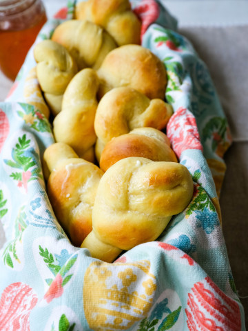 Homemade Knotted Rolls Buttery, fluffy homemade rolls tied in knot and brushed with butter. The perfect knotted rolls recipe! www.modernhoney.com #rolls #easter #dinnerrolls #knottedrolls