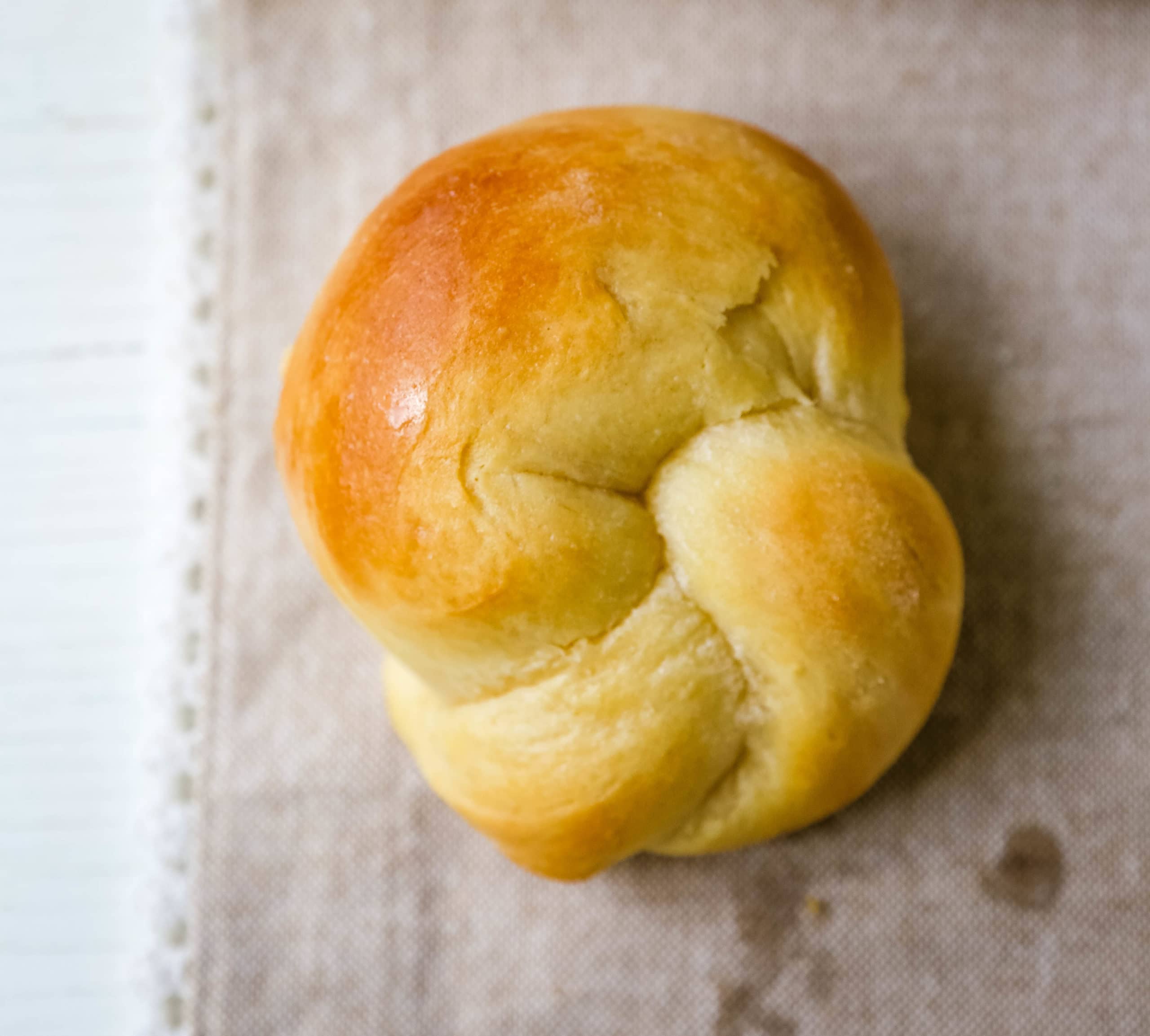 Homemade Knotted Rolls Buttery, fluffy homemade rolls tied in knot and brushed with butter. The perfect knotted rolls recipe! www.modernhoney.com #rolls #easter #dinnerrolls #knottedrolls