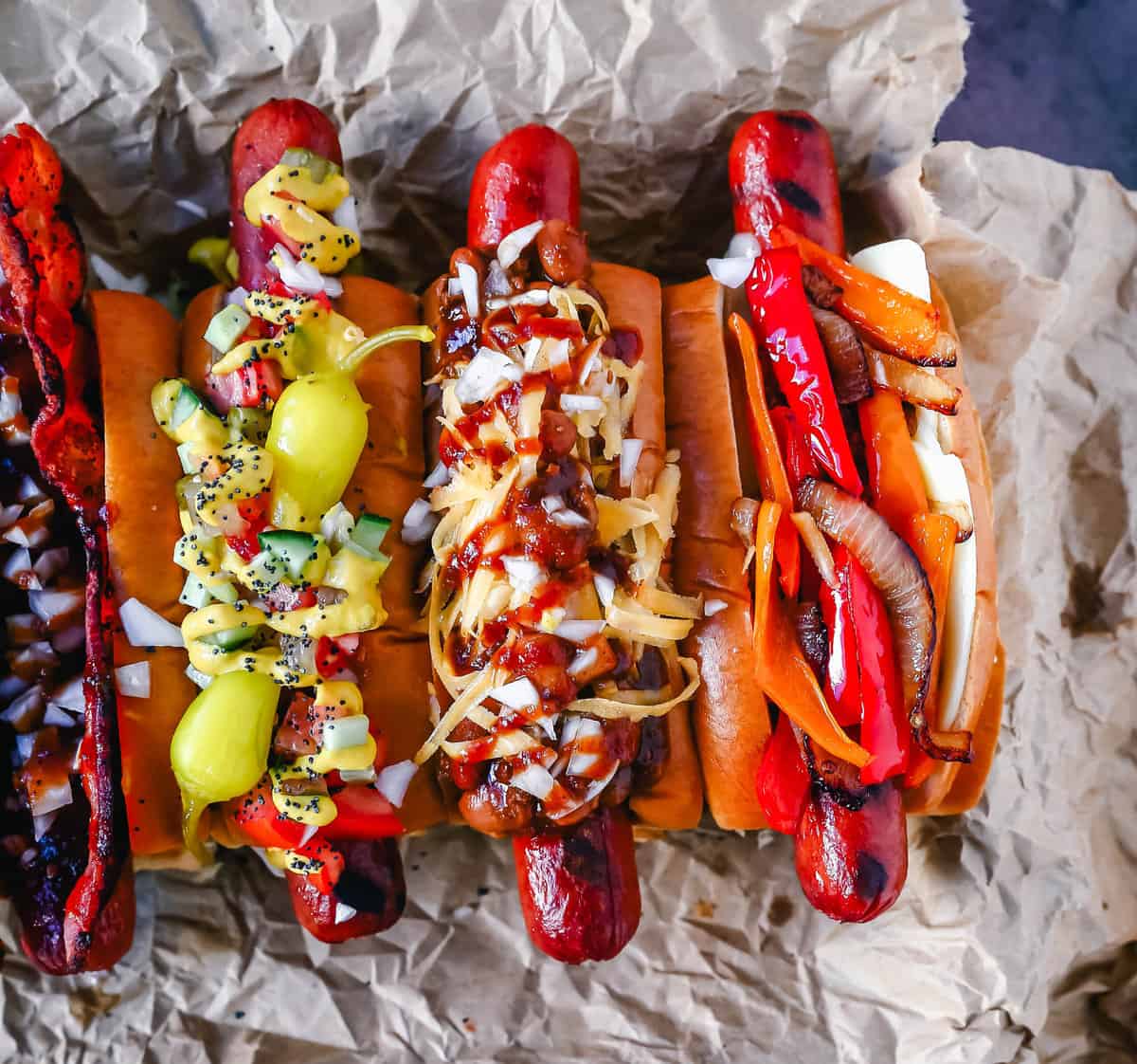 Hot Dog του Σικάγο.  Καλύμματα σκύλων Σικάγο.  Πώς να δημιουργήσετε το απόλυτο Gourmet Hot Dogs με όλα τα νόστιμα toppings για hot dog.  Μπορείτε να δημιουργήσετε διάσημα χοτ ντογκ όπως τα Σικάγο Dogs, τα Chili Dogs, ακόμα και τα BBQ Bacon Dogs.  Συμβουλές για το πώς να μετατρέψετε ένα συνηθισμένο χοτ ντογκ στο πιο γευστικό χοτ ντογκ που θα φάτε ποτέ!