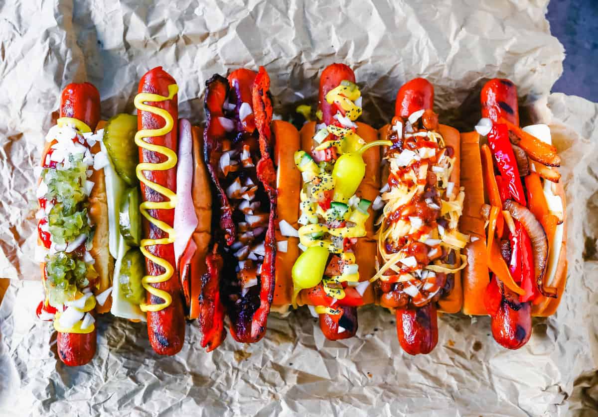 Όλα αμερικάνικα χοτ ντογκ.  Hot Dog με απόλαυση, κρεμμύδια, μουστάρδα και κέτσαπ.  Hot Dog του Σικάγο.  Καλύμματα σκύλων Σικάγο.  Πώς να δημιουργήσετε το απόλυτο Gourmet Hot Dogs με όλα τα νόστιμα toppings για hot dog.  Μπορείτε να δημιουργήσετε διάσημα χοτ ντογκ όπως τα Σικάγο Dogs, τα Chili Dogs, ακόμα και τα BBQ Bacon Dogs.  Συμβουλές για το πώς να μετατρέψετε ένα συνηθισμένο χοτ ντογκ στο πιο γευστικό χοτ ντογκ που θα φάτε ποτέ!