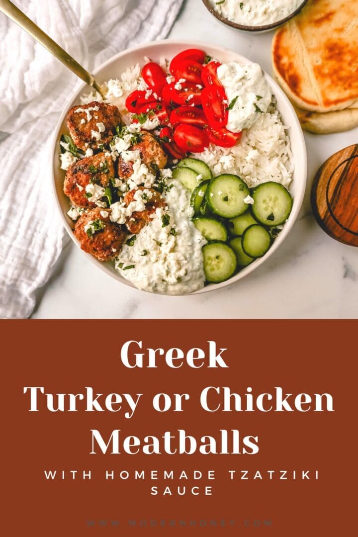 Οι ελληνικοί κεφτέδες κοτόπουλου είναι υγροί και γευστικοί χωρίς πληρωτικά... μόνο μπαχαρικά και βότανα.  Αυτοί οι ελληνοκεφτέδες γαλοπούλας σερβίρονται με σπιτική σάλτσα τζατζίκι, φρέσκα αγγούρια, ντομάτες και ρύζι. 