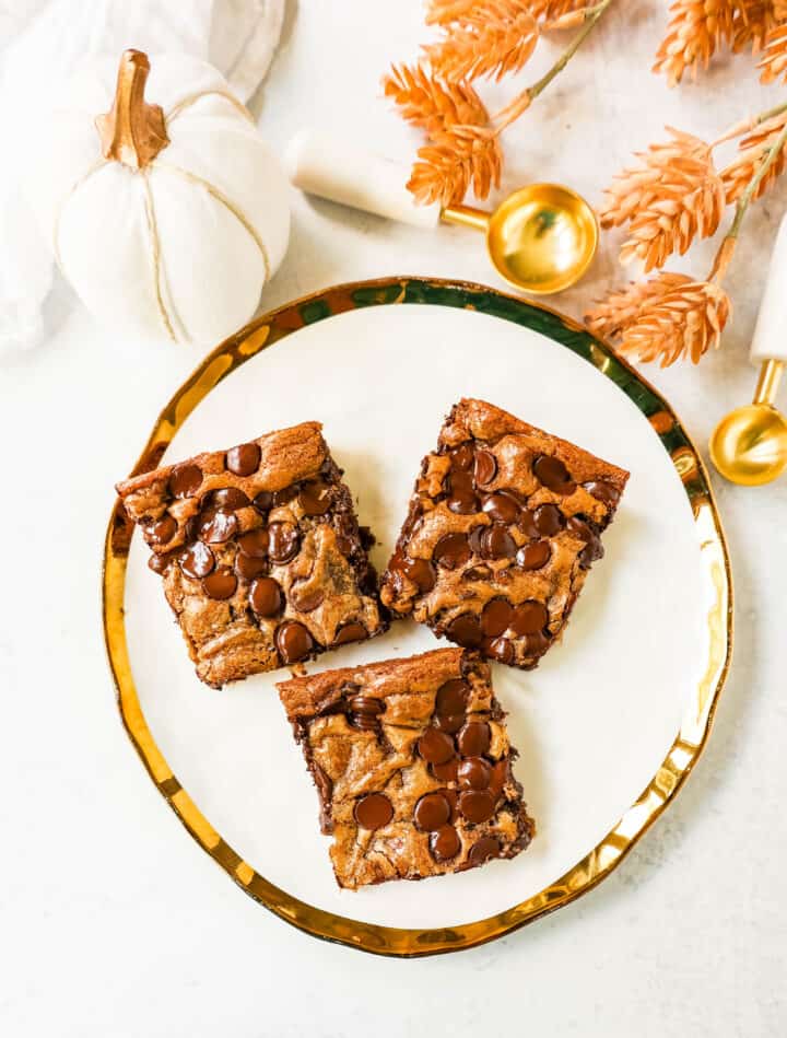 Pumpkin Chocolate Chip Bars are moist, chewy pumpkin spiced bars with chocolate chips. These pumpkin chocolate chip blondies are soft and chewy and perfect for Fall.