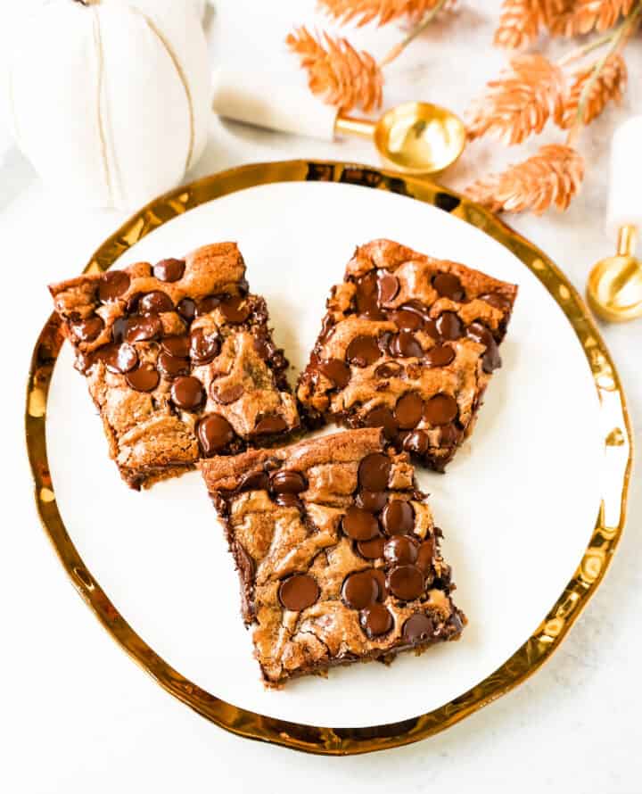 Pumpkin Chocolate Chip Bars are moist, chewy pumpkin spiced bars with chocolate chips. These pumpkin chocolate chip blondies are soft and chewy and perfect for Fall.