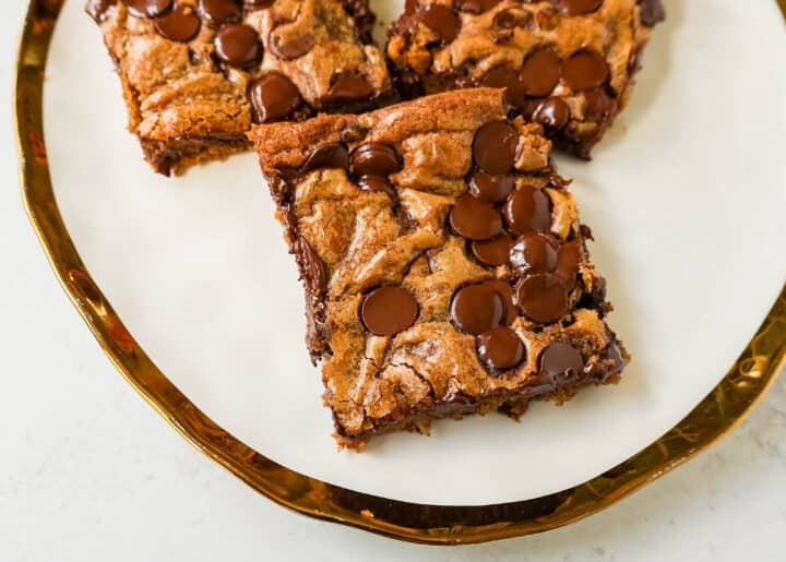 Pumpkin Chocolate Chip Bars are moist, chewy pumpkin spiced bars with chocolate chips. These pumpkin chocolate chip blondies are soft and chewy and perfect for Fall.