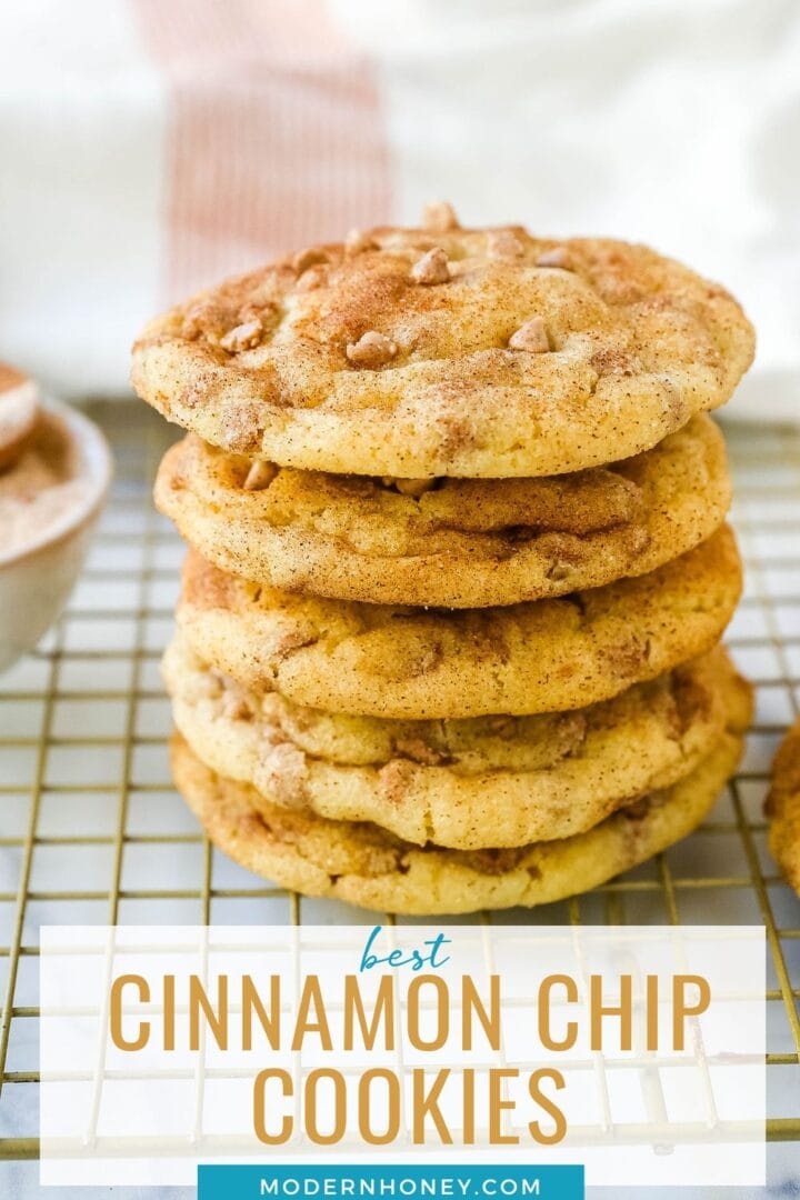 Τα Cinnamon Chip Sugar Cookies είναι snickerdoodle μπισκότα τυλιγμένα σε ζάχαρη κανέλας και γεμισμένα με τσιπς κανέλας για το τέλειο μπισκότο ζάχαρης κανέλας!  Η καλύτερη συνταγή για μαλακό και λαστιχωτό μπισκότο κανέλας.