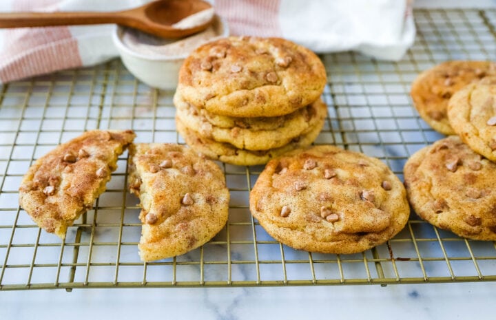 Τα Cinnamon Chip Sugar Cookies είναι snickerdoodle μπισκότα τυλιγμένα σε ζάχαρη κανέλας και γεμισμένα με τσιπς κανέλας για το τέλειο μπισκότο ζάχαρης κανέλας!  Η καλύτερη συνταγή για μαλακό και λαστιχωτό μπισκότο κανέλας.