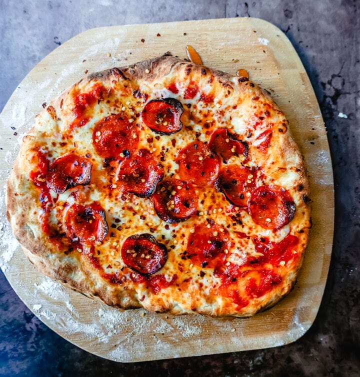 Σπιτική πίτσα Pepperoni.  Πώς να φτιάξετε την καλύτερη σπιτική πίτσα πεπερόνι στο σπίτι με σπιτική ζύμη πίτσας που κάνει την τέλεια τραγανή αλλά λαστιχωτή κρούστα.  Συμβουλές και κόλπα για να φτιάξετε γκουρμέ πίτσα στο σπίτι!