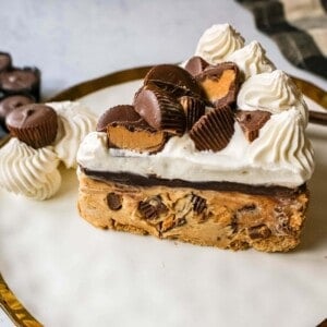 No-Bake Chocolate Peanut Butter Pie with a graham cracker crust, creamy peanut butter filling with peanut butter cups, chocolate ganache, and topped with fresh whipped cream and peanut butter cups. The best chocolate peanut butter pie recipe!