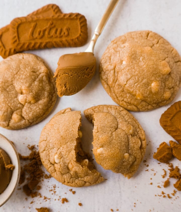 These Biscoff Cookies are filled with Biscoff cookie butter and white chocolate chips. You will love these soft, chewy cookies stuffed with caramelized cookie butter spread. 