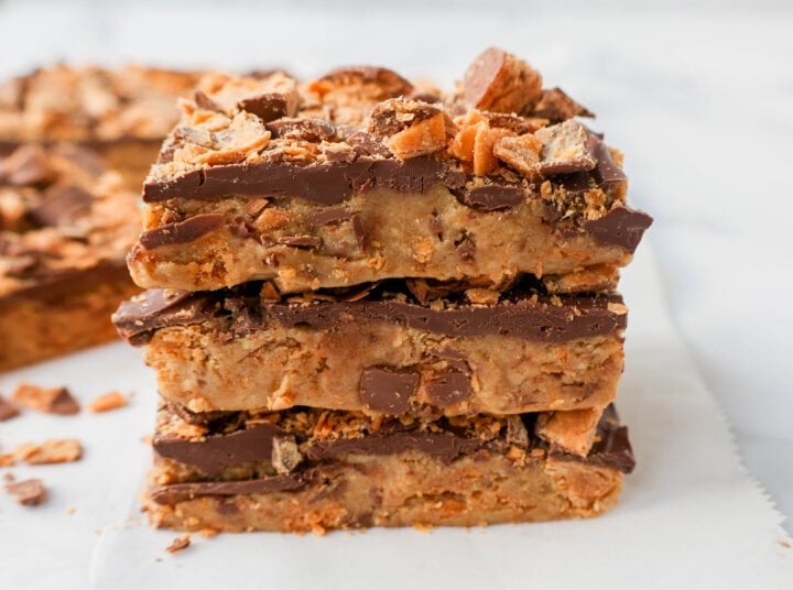 These Crunchy Butterfinger Bars are made with graham crackers, sweetened condensed milk, melted butter, Butterfinger candy bars, and topped with milk chocolate. These are the perfect creamy and crunchy peanut butter chocolate Butterfinger bars!