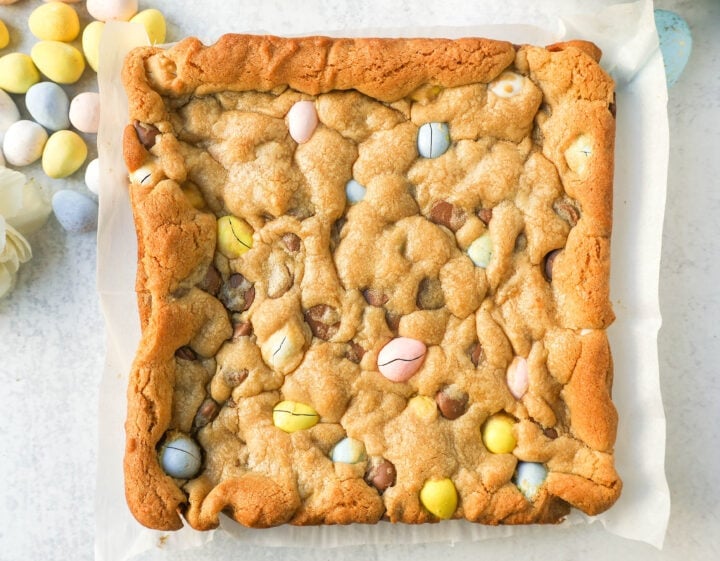 These Easter Cadbury Mini Eggs Blondies are chewy milk chocolate chip cookie bars filled with mini Cadbury eggs. These are the best mini egg blondies!