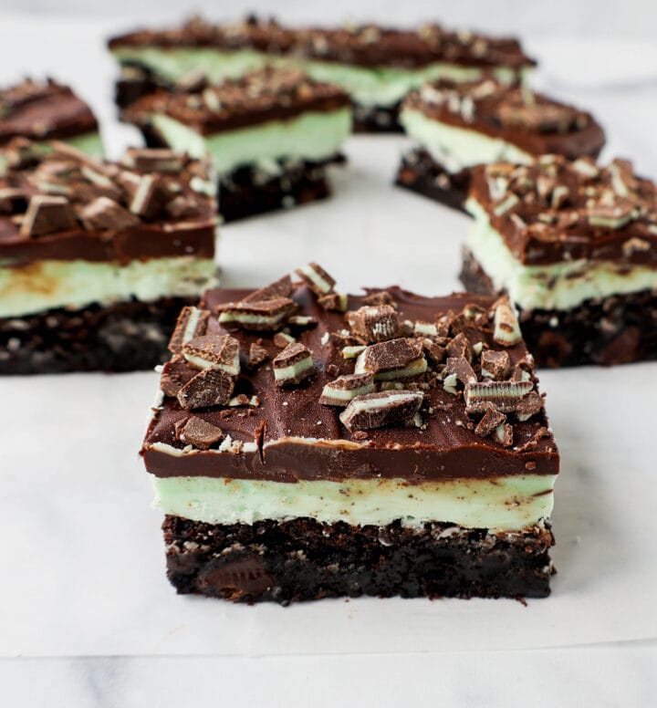 Easy chocolate brownies topped with creamy mint filling and chocolate ganache. The perfect mint chocolate brownie recipe!